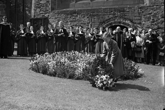 Rosemary Stewart lays a wreath at a Greyfriars Bobby commemoration service at Greyfriars Church in June 1958.