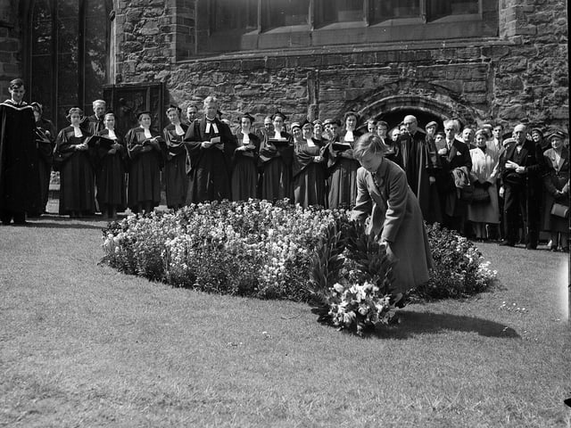 Rosemary Stewart lays a wreath at a Greyfriars Bobby commemoration service at Greyfriars Church in June 1958.