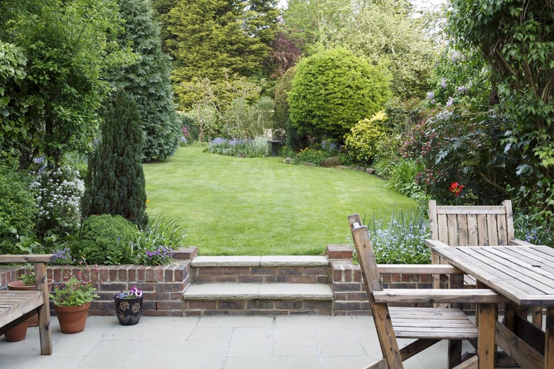Average house price: £155,059.24. Average house price with a garden: £180,614.96. Garden price increase: £25,55.72.
