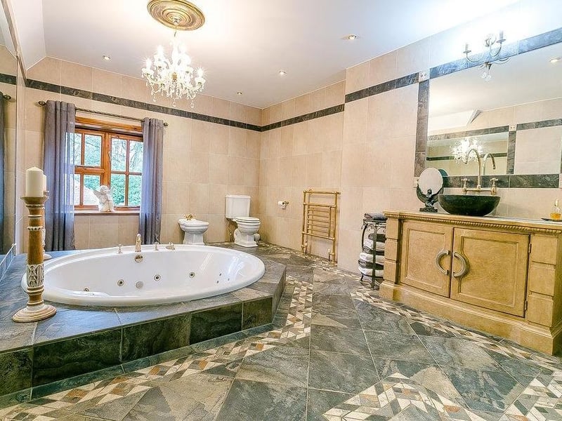 Another truly beautiful en-suite bathroom. Clean and classy.