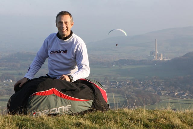 Richard Carter record breaking paraglider on the slopes of Mam Tor in 2011
