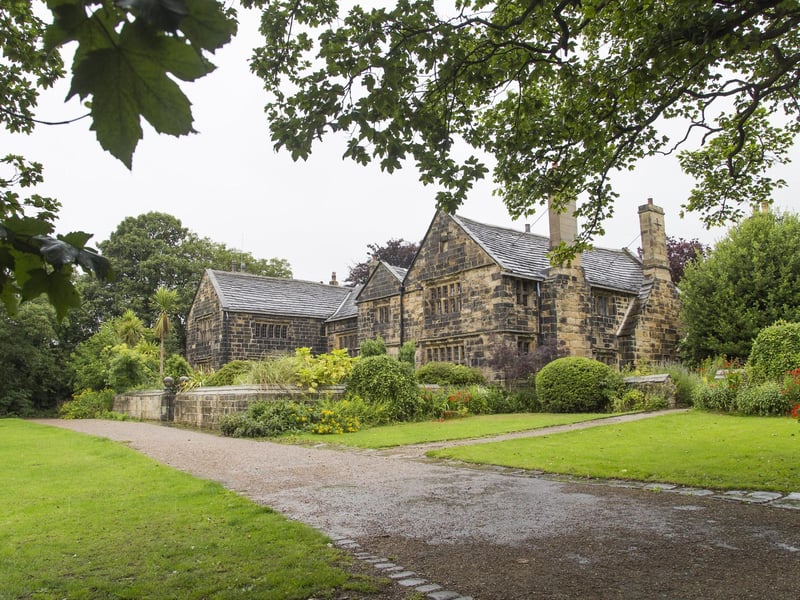 This park combines a stunning Elizabethan manor (Oakwell Hall) with sprawling countryside. It offers numerous woodland and surfaced walking trails, two children's play areas, and plenty of fields for running around. The historical setting is perfect for imaginative play. 📍 Nutter Lane, Birstall, Batley, WF17 9LG