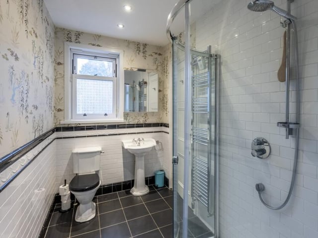Shower room.