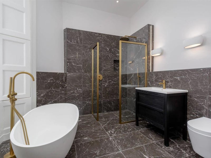Master bedroom en-suite bathroom.
