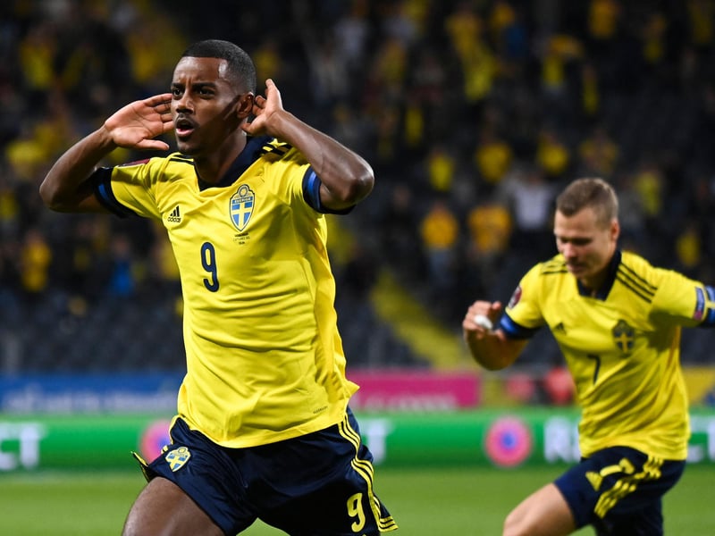Sweden' Alexander Isak is wanted by multiple Premier League clubs, including Arsenal, despite only recently having singed a contract extension with Spanish side Real Sociedad (Teamtalk)