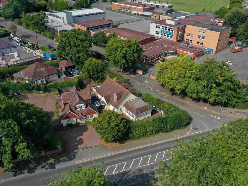 Specifically called out as a “top place to live” in the West Midlands for 2025; described as a rural-village with commuter links.
Offers a blend of village lifestyle and accessibility to Birmingham by train.
Commute time: 27 minute drive. Train: 24 minutes
