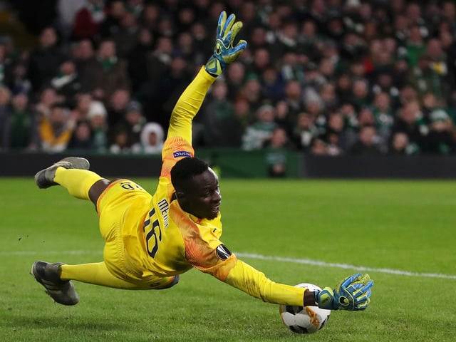 Chelsea look to be close to landing their seventh signing of the summer, with a £25m deal for Rennes goalkeeper Edouard Mendy close to completion. The deal would take the Blues' summer spending up to around £226m (Sky Sports)
