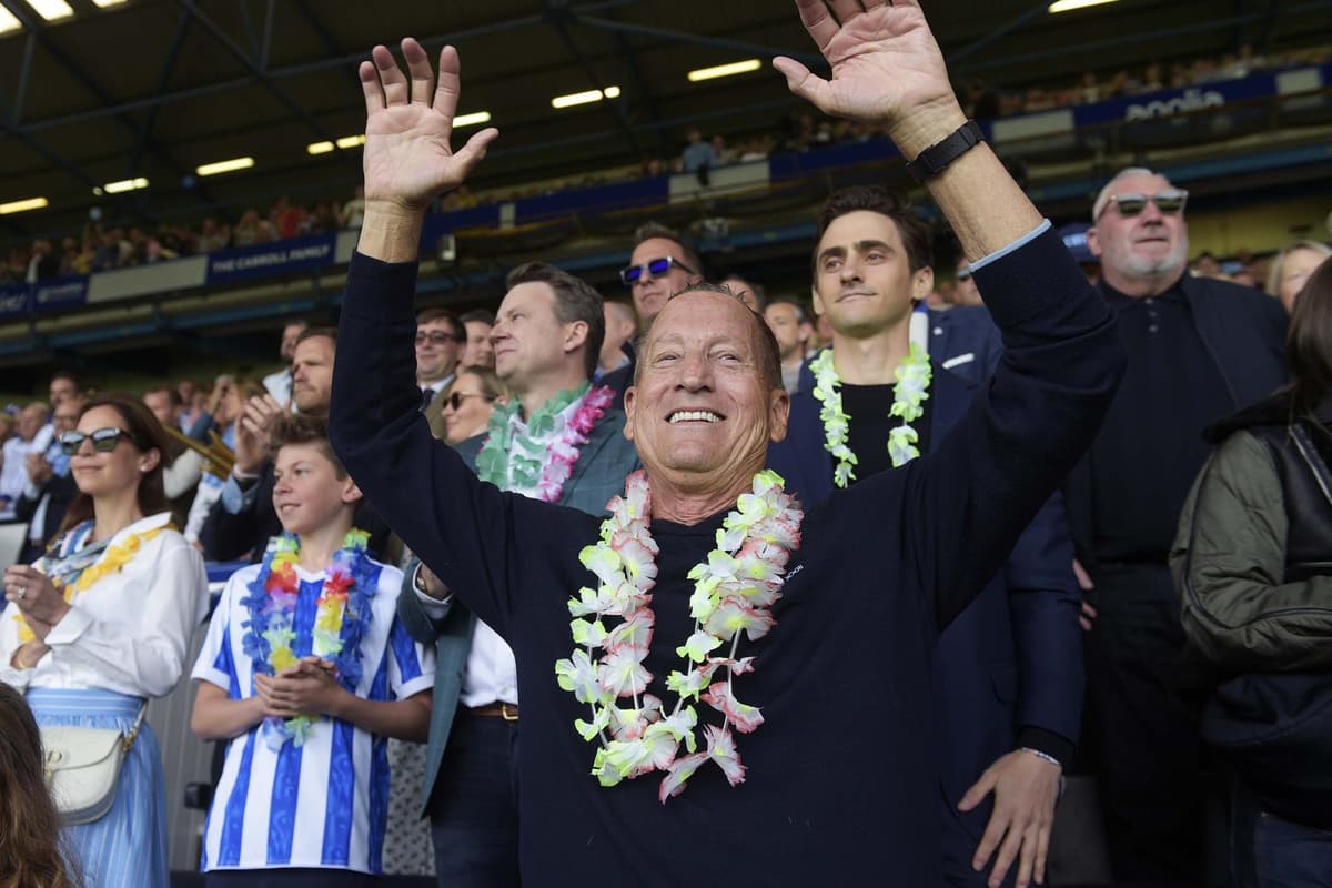 David Storch, Vorsitzender von Sheffield Wednesday, blickt auf den Sieg ...