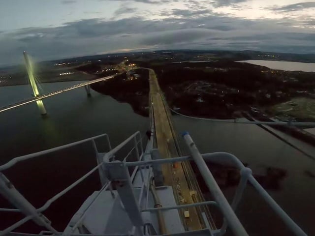 The neighbouring Forth Bridge and Queensferry Crossing can be seen straddling the bridge on both sides.