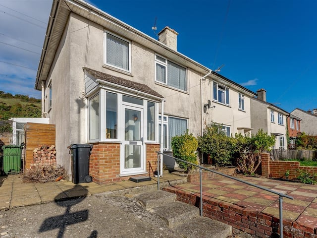 Three bed semi-detached house. Blakemere Crescent. Offers over
£195,000. Agent: Good Move - 0113 427 9095.