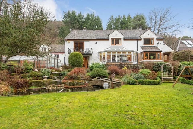 The house sits right on the edge of Rivelin Woods and has a number of woodland and countryside walks on it's doorstep.