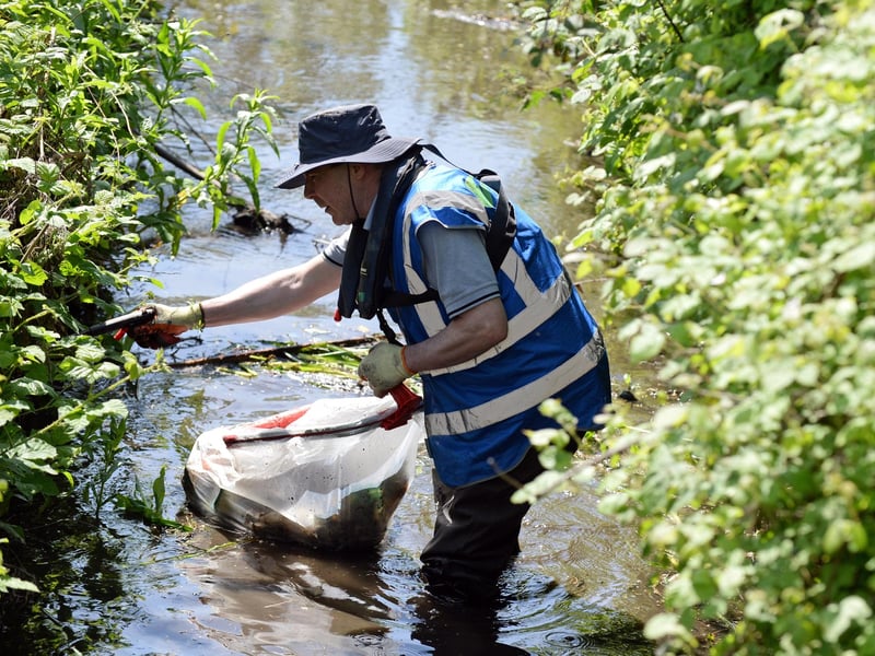 At Litter Free and Don Catchment Rivers Trust work together to clear up the Bentley Mill Dike.