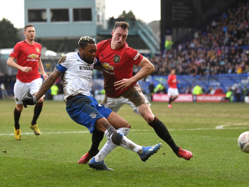 Fulham are reportedly keen on bringing Manchester United’s Phil Jones to Craven Cottage. The centre-back has struggled with injuries and fitness issues in recent years. (90min)