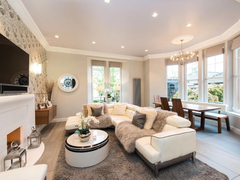 Living room / dining room.