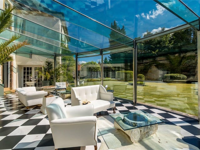 Garden room.