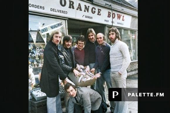 Future Blades manager Neil Warnock, then of Barnsley FC, had a little help from his friends when he opened a greengrocers shop at Nether Edge Road, Sheffield - 28th January 1977. Picture: Sheffield Newspapers