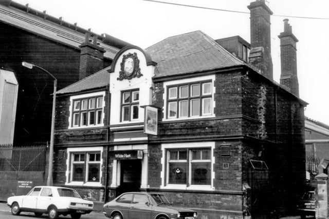 The White Hart Inn, on Worksop Road, Attercliffe, with Brown Bayleys in the background, in May 1980
