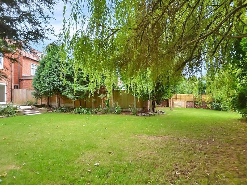 The drooping trees give a countryside feel to the back garden. Lots of room for picnics or games.
