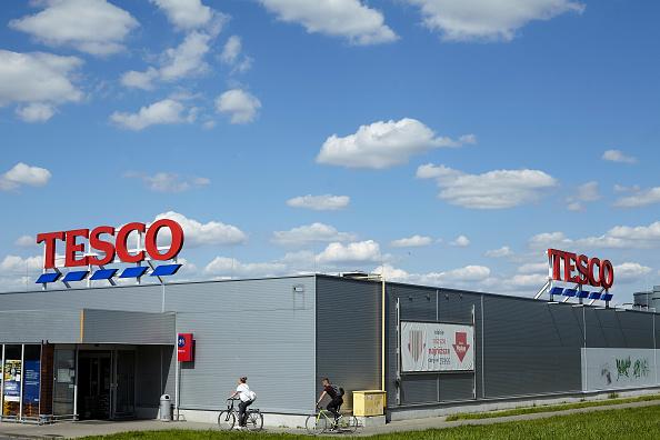 Tesco will keep working to their regular opening times all weekend including bank holiday Monday. The store will be open on Saturday from 7am -10pm, Sunday 7am - 10pm and on Monday 7am - 10pm. Make sure to check your local stores time as some may vary. You can also use the Tesco store locator to be sure.