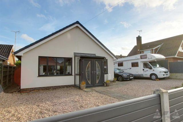 This three bedroom bungalow has a conservatory and a sun lounge.