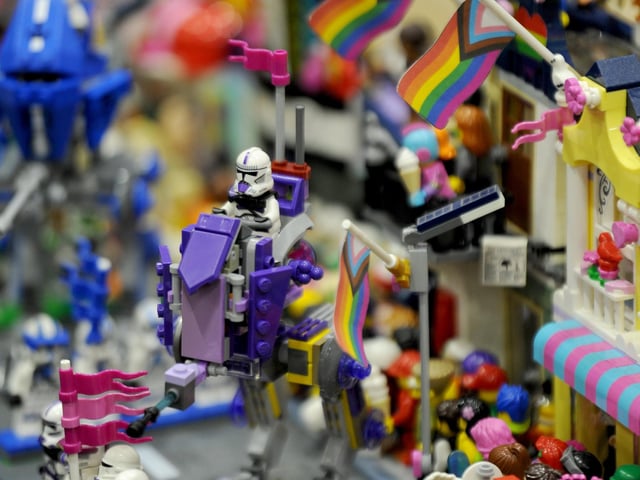 The event for LEGO fans showed speed building competitions, large scale displays, activities, traders selling loose bricks, new LEGO sets, retired LEGO sets, minifigures & accessories plus a dedicated building area