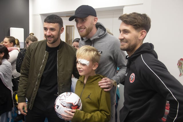 United stars Enda Stevens and Oli McBurnie with a young patient at Sheffield Children's Hospital in December 2019.