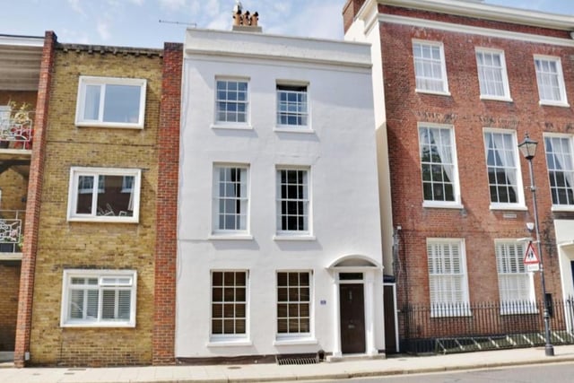 This 4-bedroom end-of-terrace house is up for £650,000. View it here: https://bit.ly/3fOnsfM