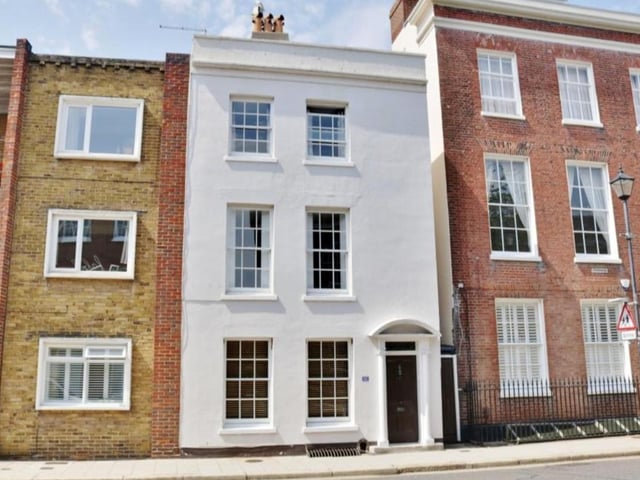 This 4-bedroom end-of-terrace house is up for £650,000. View it here: https://bit.ly/3fOnsfM