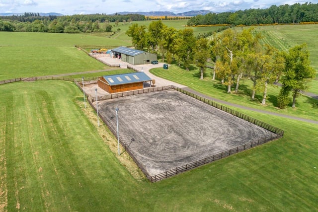 On the west side of the house is a spacious stables building, which includes a kitchen and bathroom area, as well as outdoor equestrian facilities.