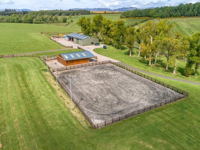 On the west side of the house is a spacious stables building, which includes a kitchen and bathroom area, as well as outdoor equestrian facilities.