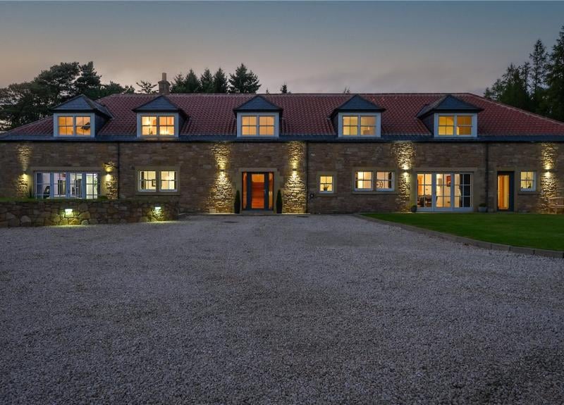 Jenniston House at night.