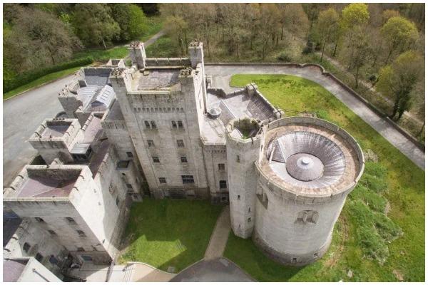 Built in the mid-1800s by the 2nd Earl of Gosford, Archibald Acheson, Gosford Castle is a grade A listed building. It was also featured in Game of Thrones as Riverrun castle. Property agent: Maison Real Estate bit.ly/3gQJDCx