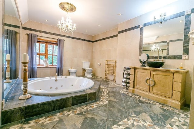 Another truly beautiful en suite bathroom. Clean and classy.