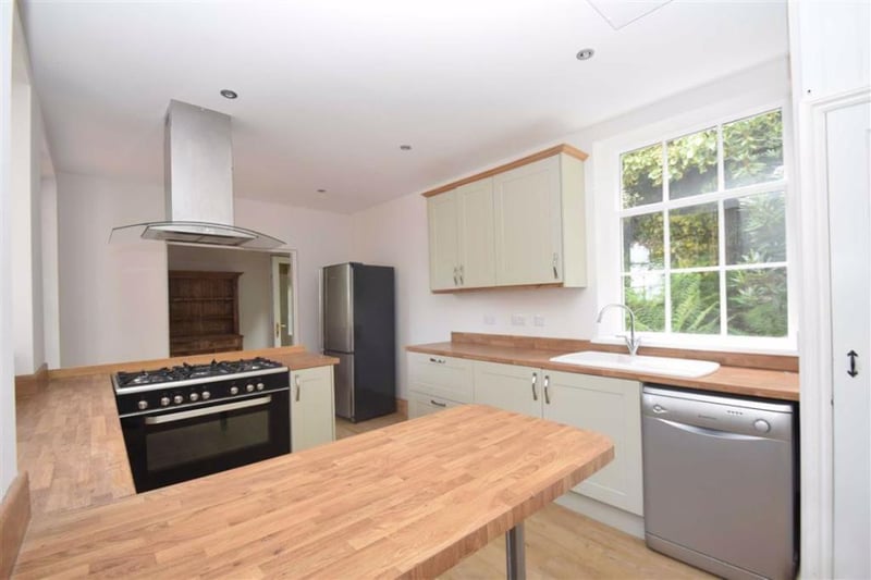 Fitted kitchen/dining room with oven, hob, extractor, dishwasher and washing machine.