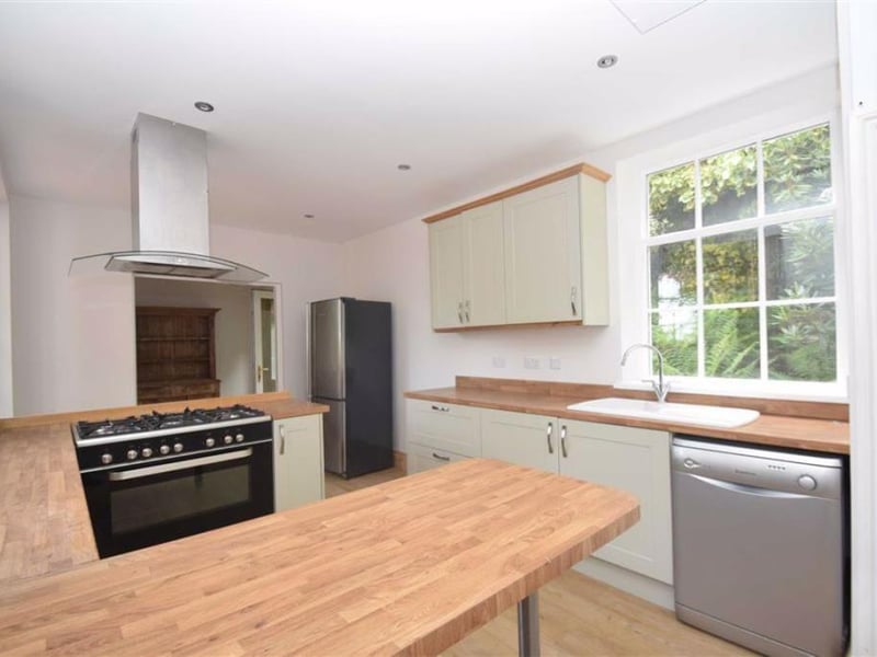 Fitted kitchen/dining room with oven, hob, extractor, dishwasher and washing machine.