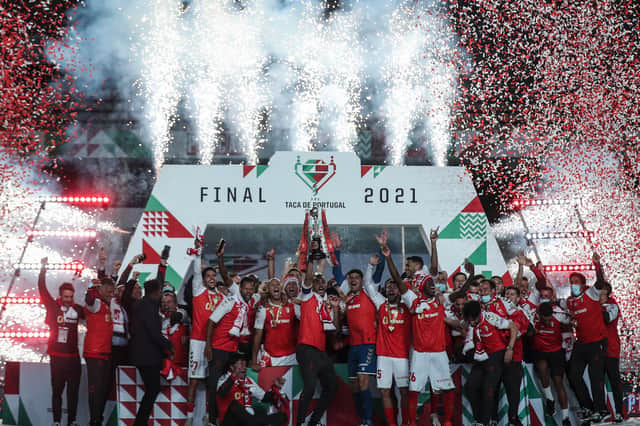 SC Braga´s players celebrate winning the 'Taca de Portugal' (Portugal's Cup) final football match against SL Benfica at the EFAPEL stadium in Coimbra on May 23, 2021. (Photo by CARLOS COSTA / AFP) (Photo by CARLOS COSTA/AFP via Getty Images)