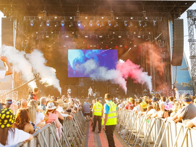 Reytons set the festival stage on fire with a spectacular show full of pyrotechnics and smoke flares