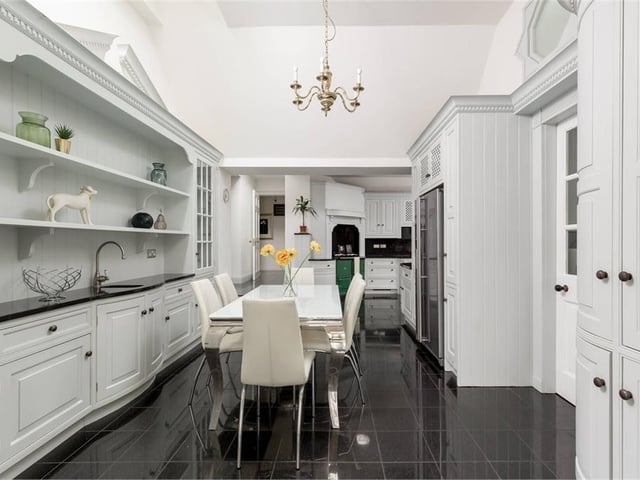 Breakfast room.