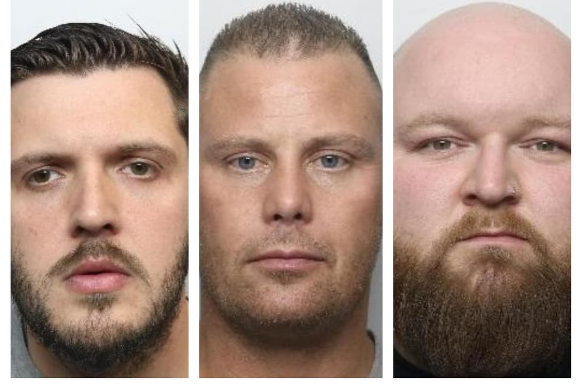 Drei Türsteher, die einen 30-jährigen Mann vor einer Bar in Doncaster ...
