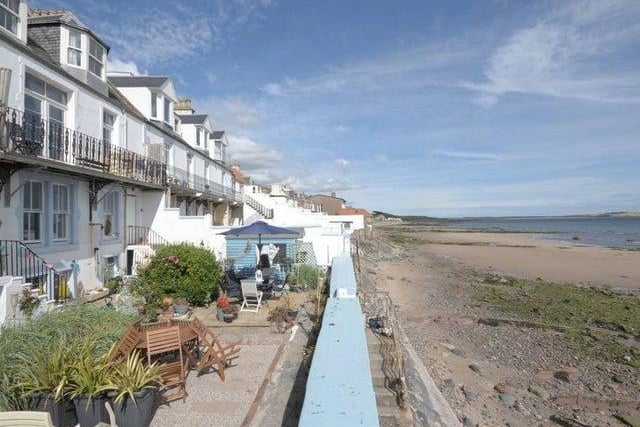 This cosy cottage sleeps four and has beach access from the courtyard patio, which also offers wonderful views.