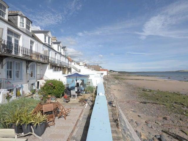 This cosy cottage sleeps four and has beach access from the courtyard patio, which also offers wonderful views.