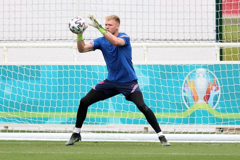 Arsenal have been named the bookies' firm favourites to sign Sheffield United goalkeeper Aaron Ramsdale. Arsenal are said to have made "initial contact" with the Blades as they look to land the 23-year-old stopper, who has also been linked with Spurs. (SkyBet/The Athletic)