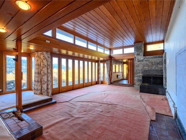 Sitting room.
