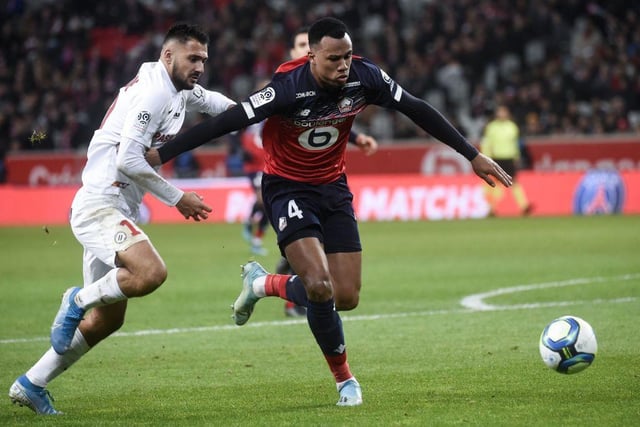 Arsenal are leading negotiations for Lille defender Gabriel Magalhaes, who has been linked with Manchester United and Everton. (France Bleu Nord via Metro)