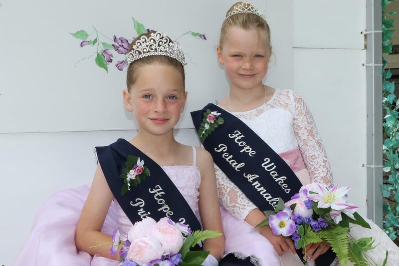 Bradwell Carnival, Hope royalty Molly Hunt and Annabelle Wragg