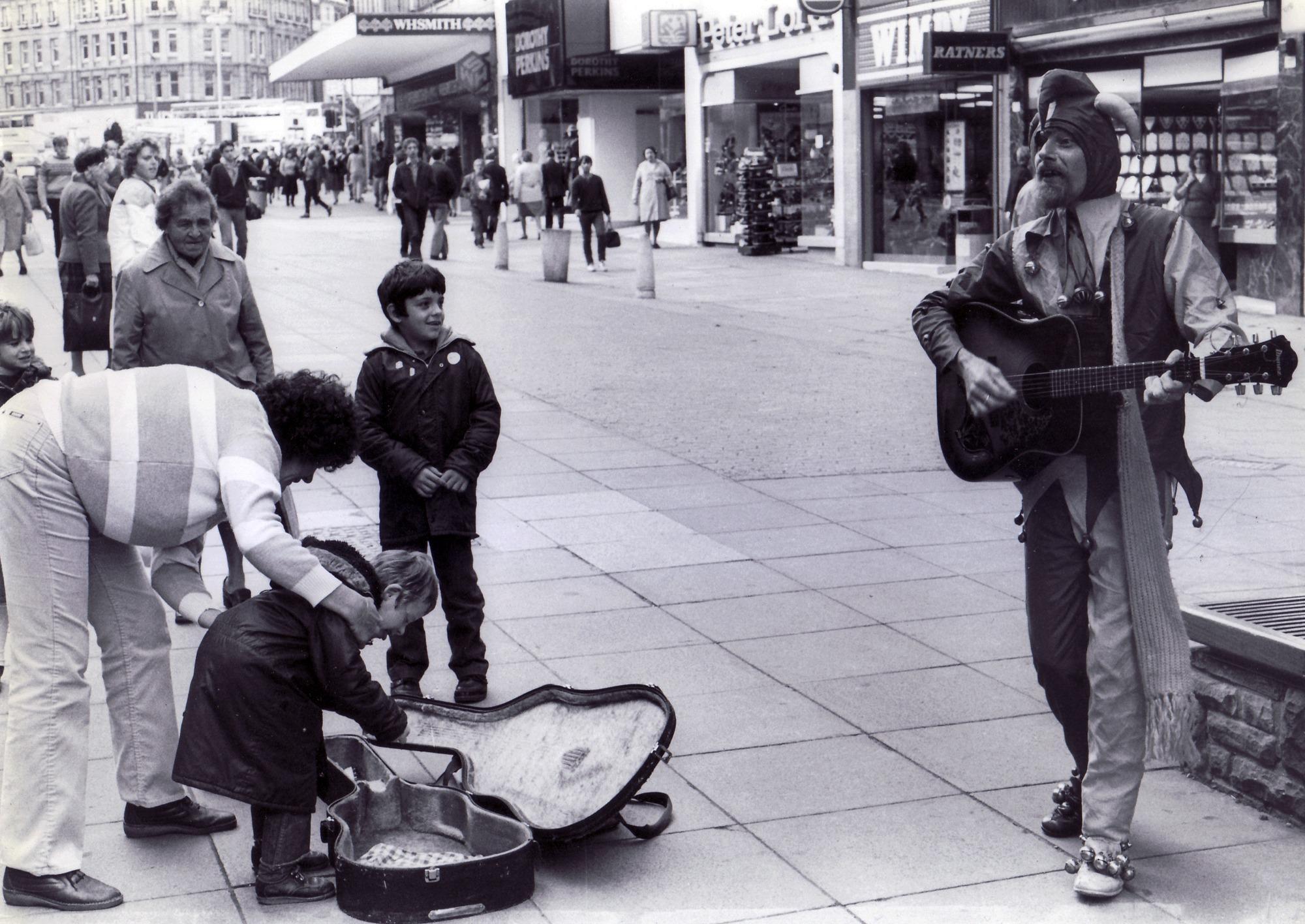 Sheffield retro: 15 old black and white photos to take you right back to 1983 - Vimarsana News
