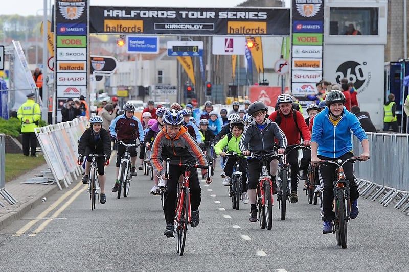 The start of the school kids race (Pic: Neil Doig/Fife Free Press)