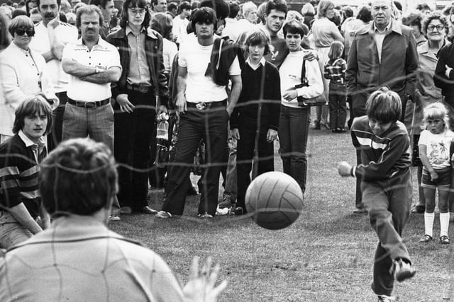 A penalty competition got a big crowd at the Wood Terrace field day in 1980.