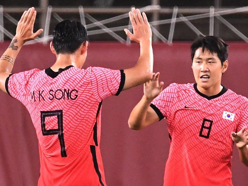 Wolves, Southampton, and Newcastle United are considering late moves for Valencia midfielder Kang-In Lee. The South Korean international is free to leave this summer. (The Sun)
(Photo by SHINJI AKAGI/AFP via Getty Images)