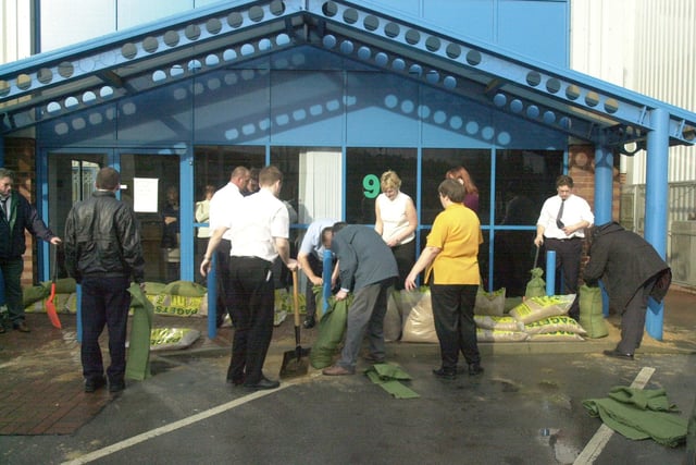 Employees at LSuk  sandbagging their premises on Attercliffe Road in November 2000